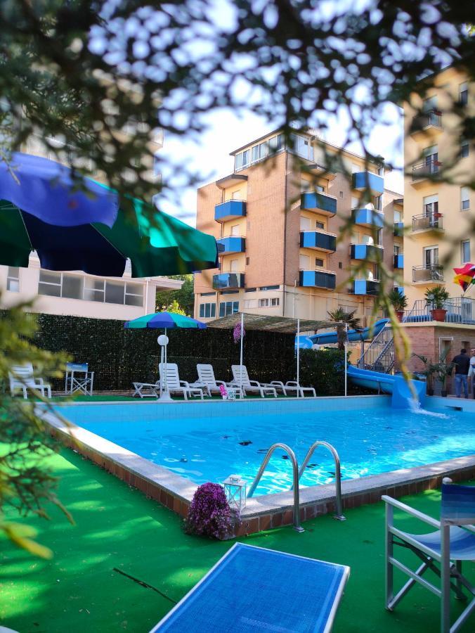 Club Hotel Residence Cesenatico Eksteriør bilde